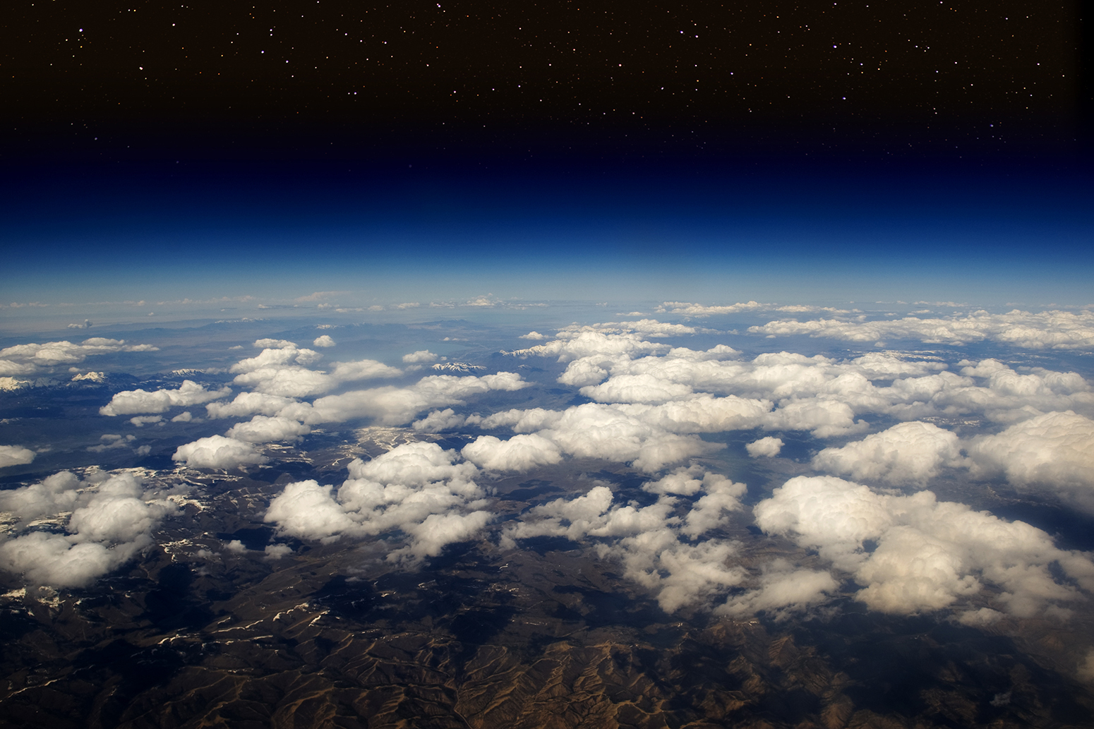 И не были видны границы. Атмосфера земли. Вид на землю сквозь облака. Земная атмосфера. Космос облака.