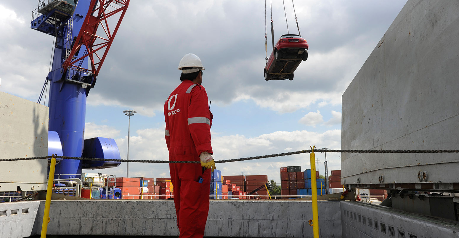 BDECG1 Germany Hamburg , loading of used cars for export to africa Cotonou Benin on board a ship in Hamburg port