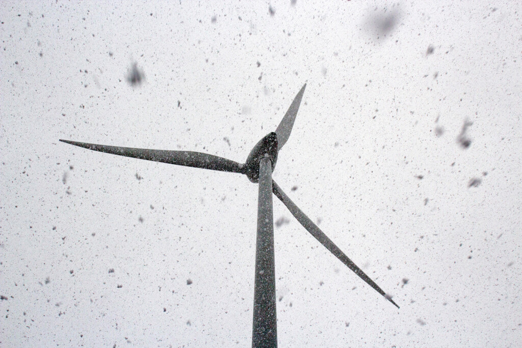EFCK0B Swaftham, Norfolk, UK. 31st Jan, 2015. Wind Turbine in the snow 31st Jan 2015 3pm Swaffham, Norfolk
