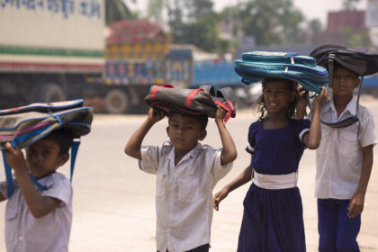 J77E94 Dhaka, Bangladesh. 22nd May, 2017. DHAKA, BANGLADESH - MAY 23 : School children return home after school keeping their school bag on head to save from heat of the sun in Dhaka, Bangladesh on May 23, 2017.Temperature in Dhaka reached 38 degrees Celsius on 23rd May. Credit: Zakir Hossain Chowdhury/ZUMA Wire/Alamy Live News
