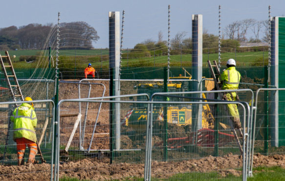 HWR28E Caudrilla Exploration Site, Blackpool, UK. 4th April, 2017. Heavy Police presence in response to demonstrators that continue to picket the area around the fracking for shale gas approved site in Westby-by Plumpton, in Lancashire as work continues at the first horizontal fracking site in the UK for shale gas extraction. The government approved energy firm Cuadrilla's plans to frack at the Preston New Road site at Little Plumpton in October last year. Credit; MediaWorldImages/AlamyLiveNews