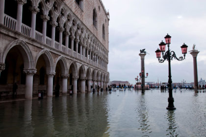 CFF0TE High tide in St. Mark's Square, flooding the square and Doge's Palace, Venice, UNESCO World Heritage site, Veneto, Italy, Europe, 24/12/2010.