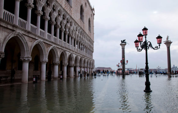 CFF0TE High tide in St. Mark's Square, flooding the square and Doge's Palace, Venice, UNESCO World Heritage site, Veneto, Italy, Europe, 24/12/2010.