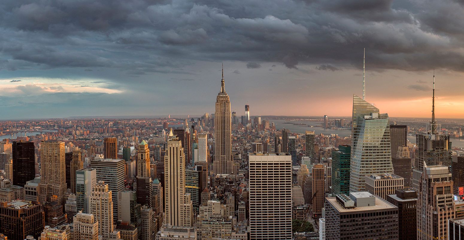 D522WM Storm clouds over city skyline