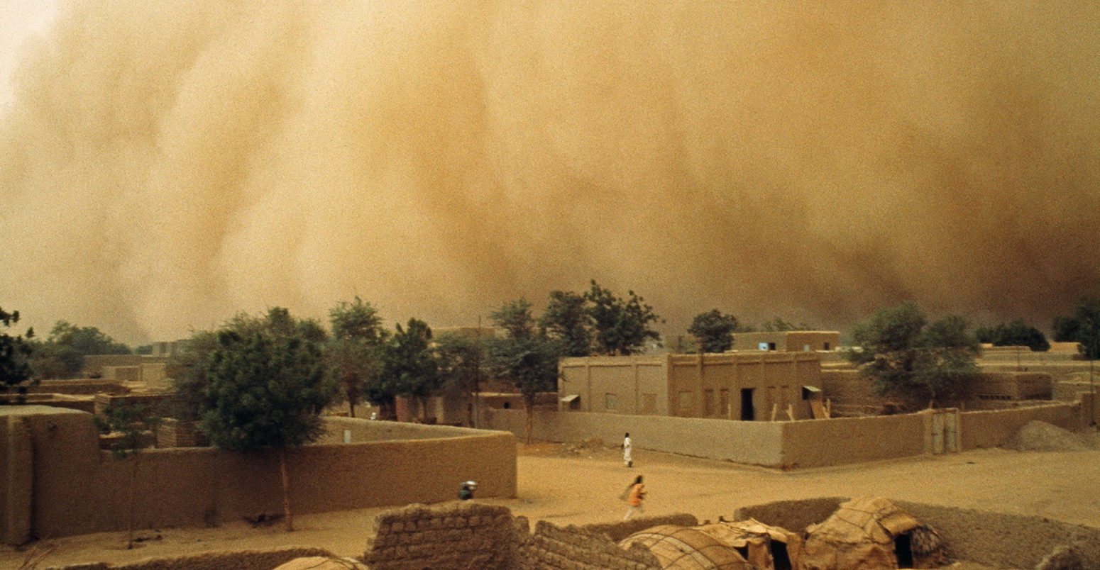 AEH63G Mali Gao, Sandstorm over city, during drought of 1984, 1985