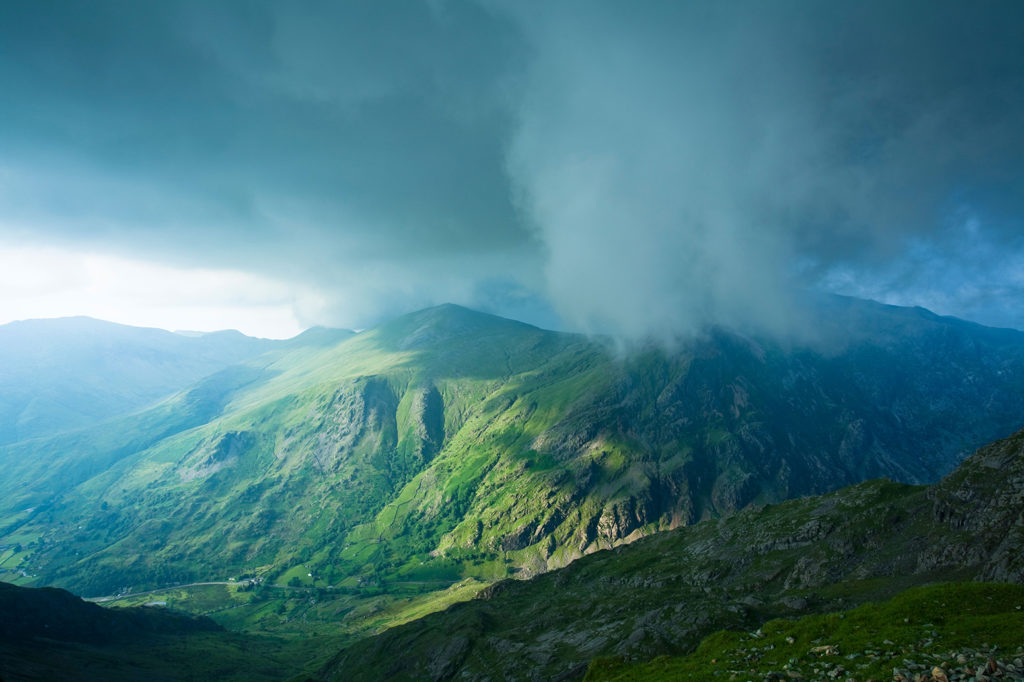 BCFB16 Storm clouds rolling in over Glyder Fawr taken from the Llanberis path close to Clogwyn Station on the slopes of Snowdon, Snowdo. Image shot 06/2009. Exact date unknown.