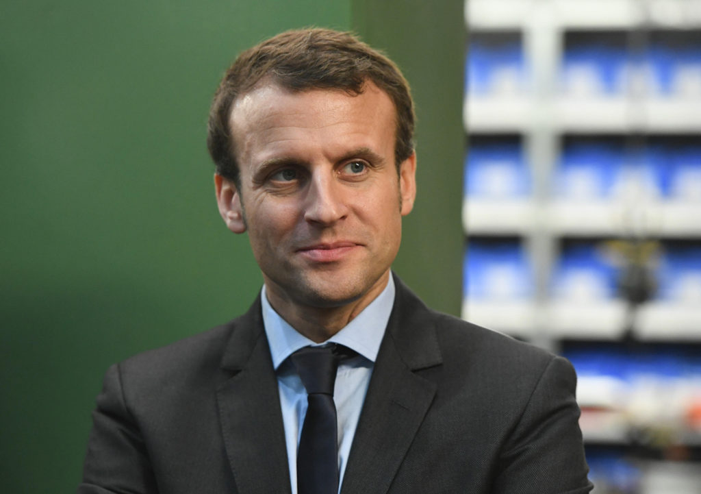 HGMHTF French presidential candidate Emmanuel Macron visits a Deutsche Bahn training programme for young refugees in Berlin, Germany, 10 January 2017. Photo: Soeren Stache/dpa