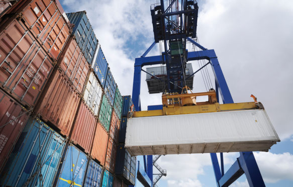 BNF97T Shipping containers with gantry crane