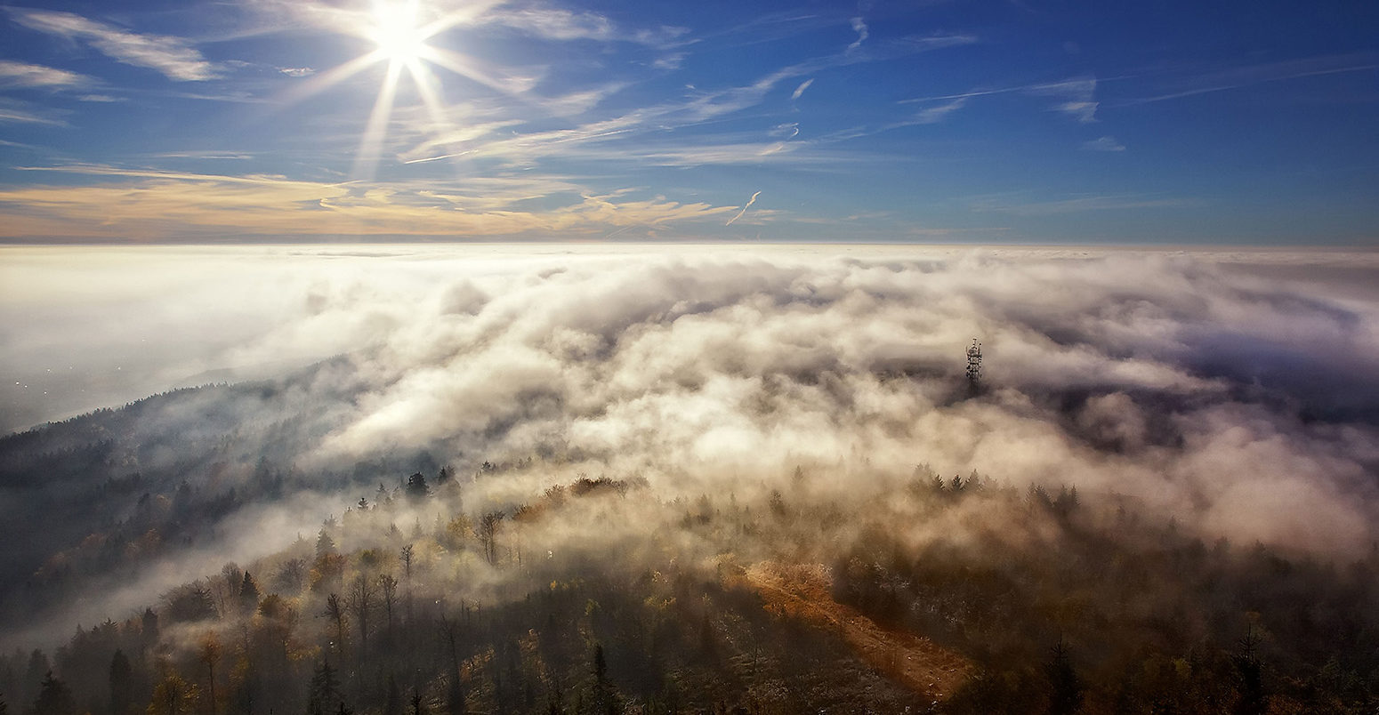 D0M2HM view on the sun over inversion from Jested, Jested-Kozakov ridge, Czech Republic. Credit: Nataliya Hora / Alamy Stock Photo