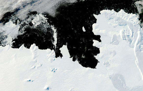 D9GXCD Pine Island Bay in West Antarctica.