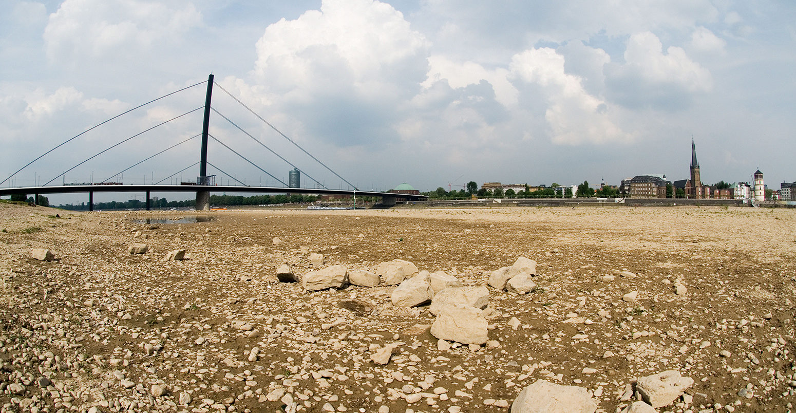 Dried up river banks of the Rhine river in Dusseldorf, Germany. Credit: kolvenbach / Alamy Stock Photo B15C8B