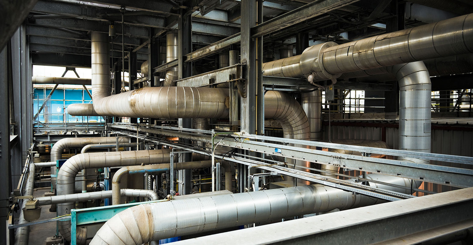 Maze of pipes inside a modern gas fired power station, Teesside UK. Credit: incamerastock / Alamy Stock Photo B7KT9C