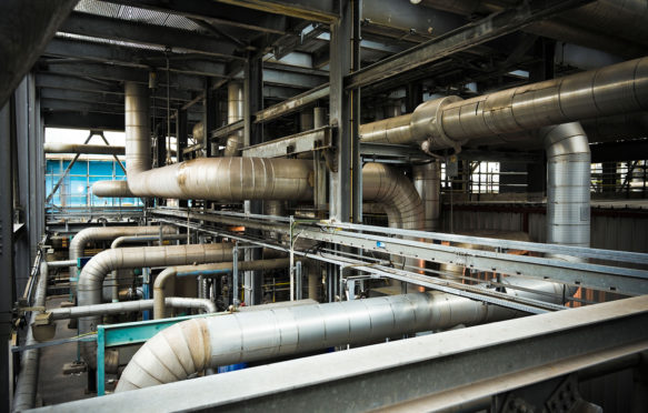 Maze of pipes inside a modern gas fired power station, Teesside UK. Credit: incamerastock / Alamy Stock Photo B7KT9C