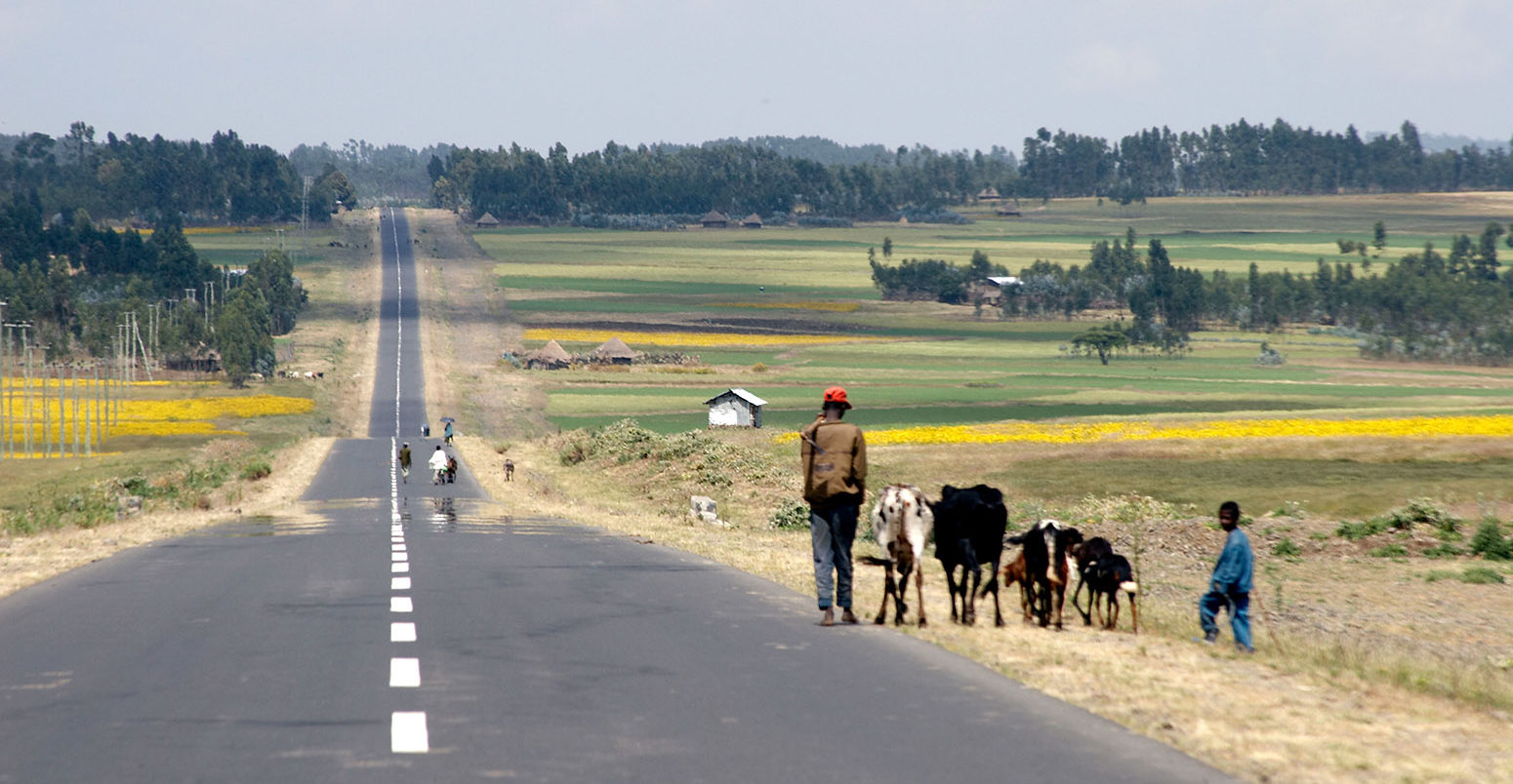 Road receding into the distance from Addis Ababa to Shafartak bridge. Credit: Andrew Holt / Alamy Stock Photo AAFNYD