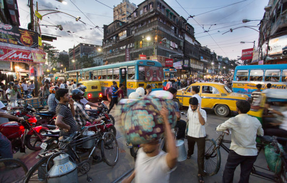 DNF4T8 Busy Calcutta (Kolkata), India street traffic