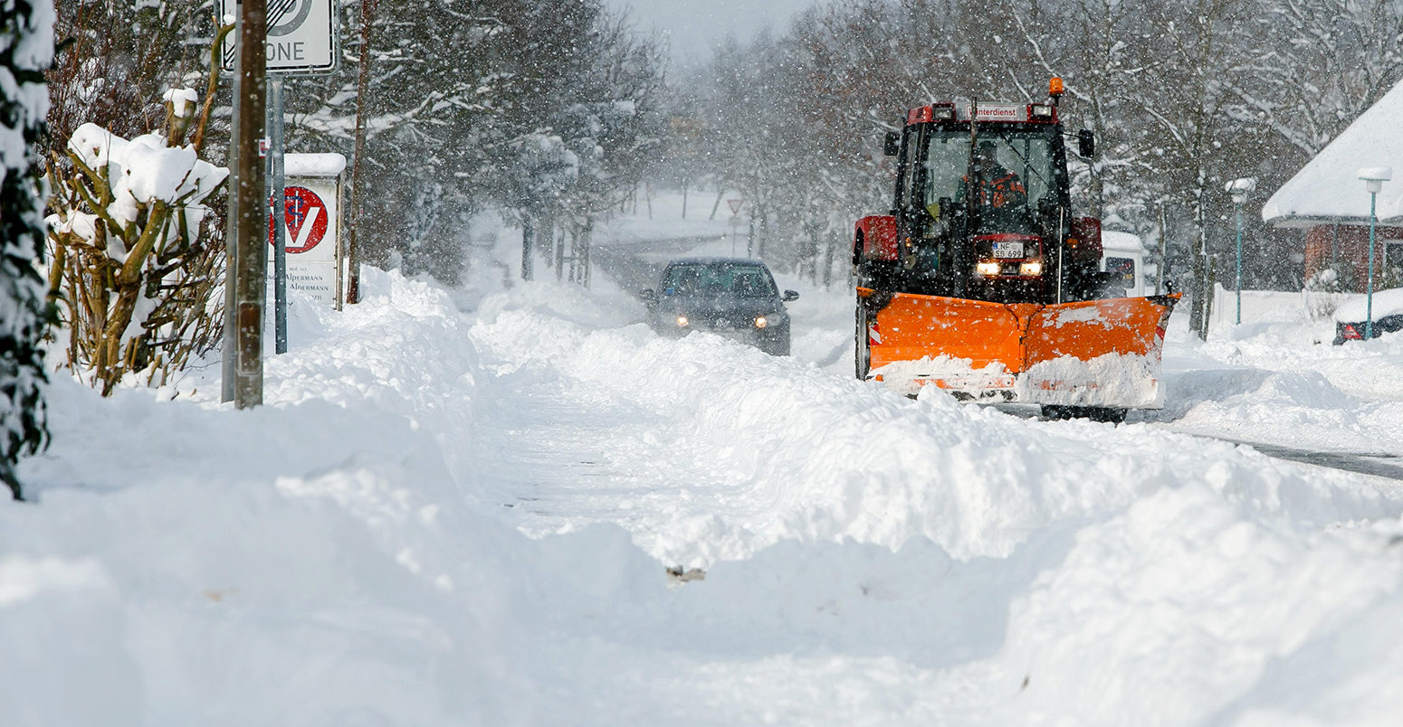 Bredstedt, Germany. 28 February 2018. A snow plough in operation in Bredstedt, Germany. Strong snowfall lead to a difficult traffic situation on the streets of Nordfriesland. Credit: Frank Molter/dpa/Alamy Live News M63JJY