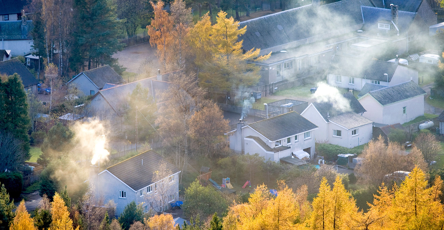 Smoking chimneys in the Scottish village of Braemar, Aberdeenshire, Cairngorms National Park, Scotland, UK. Credit: MediaWorldImages / Alamy Stock Photo B5DCJ1