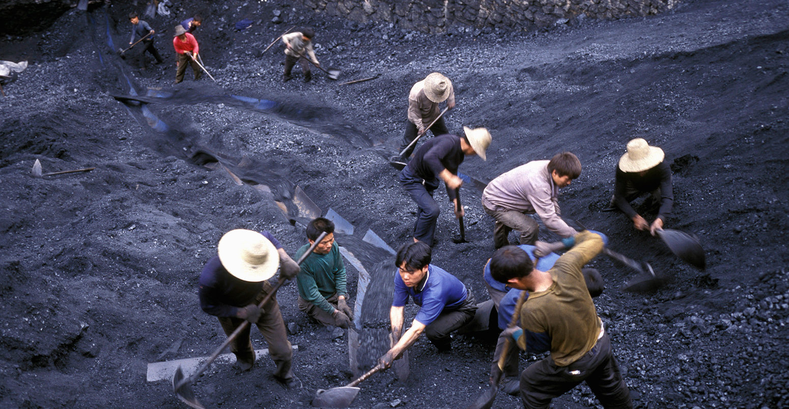 Coal workers in the village of Fengjie, working on the Three Gorges Dam project in Hubei province. Credit: FLUEELER URS / Alamy Stock Photo. GDWBB2