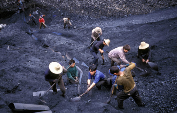 Coal workers in the village of Fengjie, working on the Three Gorges Dam project in Hubei province. Credit: FLUEELER URS / Alamy Stock Photo. GDWBB2