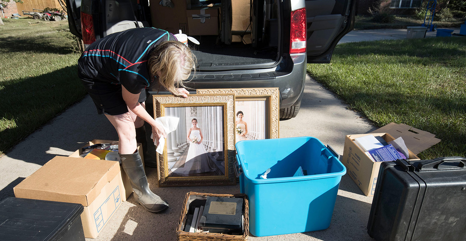 K4K9BT Sour Lake, USA. 06th Sep, 2017. Sour Lake, Texas Sept. 6, 2017: Residents in the Pinewood subdivision outside Sour Lake face the daunting task of cleaning up their homes as they were just let back into the area Wednesday, nine days after floodwater decimated the area after Hurricane Harvey.