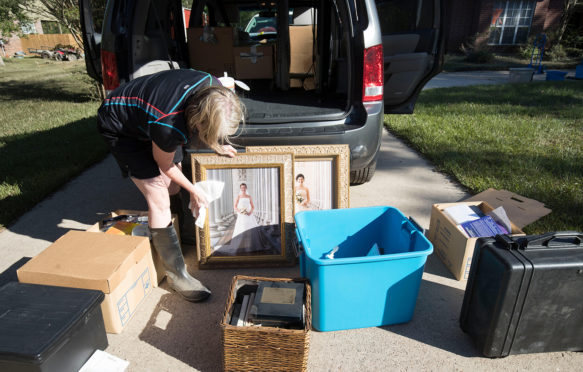 K4K9BT Sour Lake, USA. 06th Sep, 2017. Sour Lake, Texas Sept. 6, 2017: Residents in the Pinewood subdivision outside Sour Lake face the daunting task of cleaning up their homes as they were just let back into the area Wednesday, nine days after floodwater decimated the area after Hurricane Harvey.