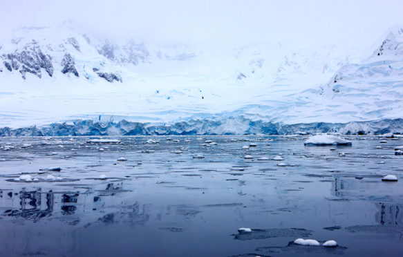 Ice shelf glacier falling into the sea, Fournier Bay, Antarctica. Credit: Radharc Images / Alamy Stock Photo. E06HF5