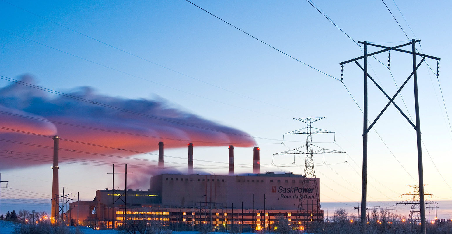 Boundary Dam coal fired power plant with carbon capture facilities, Saskatchewan, Canada. Credit: All Canada Photos / Alamy Stock Photo. CFD8GA