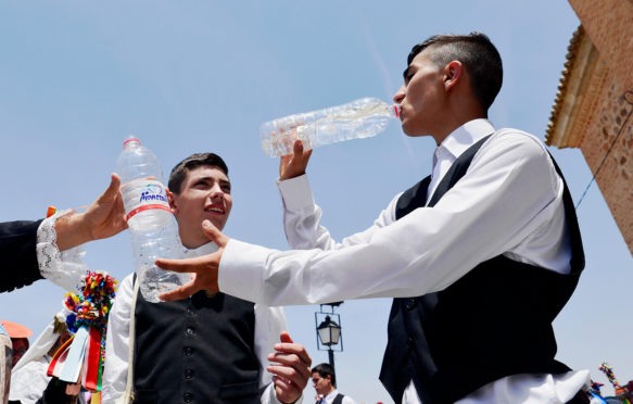 JCF7X8 Camunas, Toledo, Spain. 15th June, 2017. Young people drink water during the procession of the Corpus Christi. Part of Spain is experiencing a heatwave with temperatures up to 42C degrees. Credit: M.Ramirez/Alamy Live News