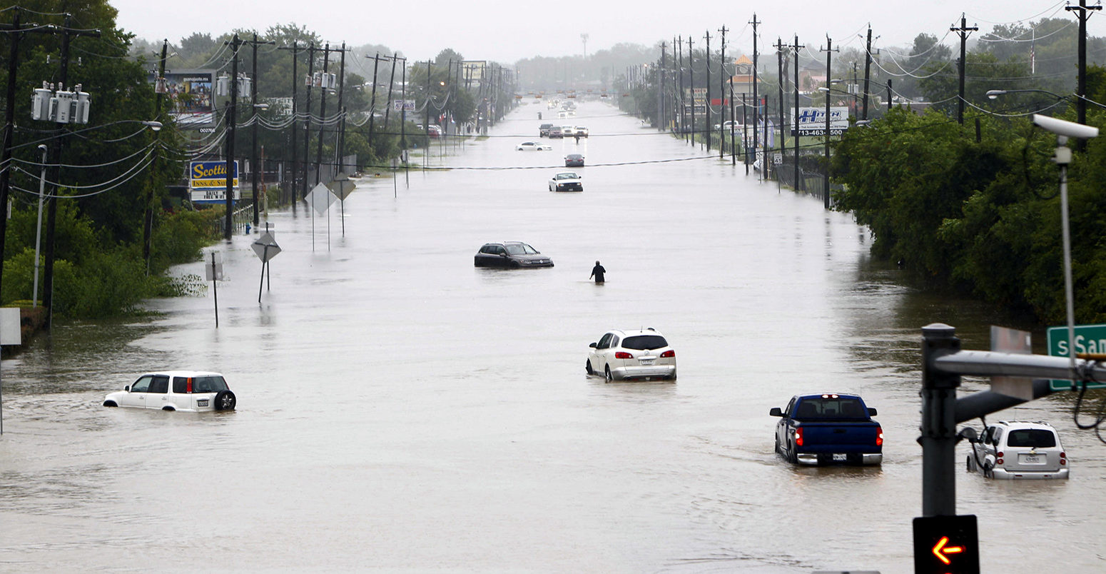 Vehicles stranded in flood during Hurricane Harvey in Houston, US on 27 August 2017. Credit: Song Qiong/Xinhua/Alamy Live News. K1RX0B