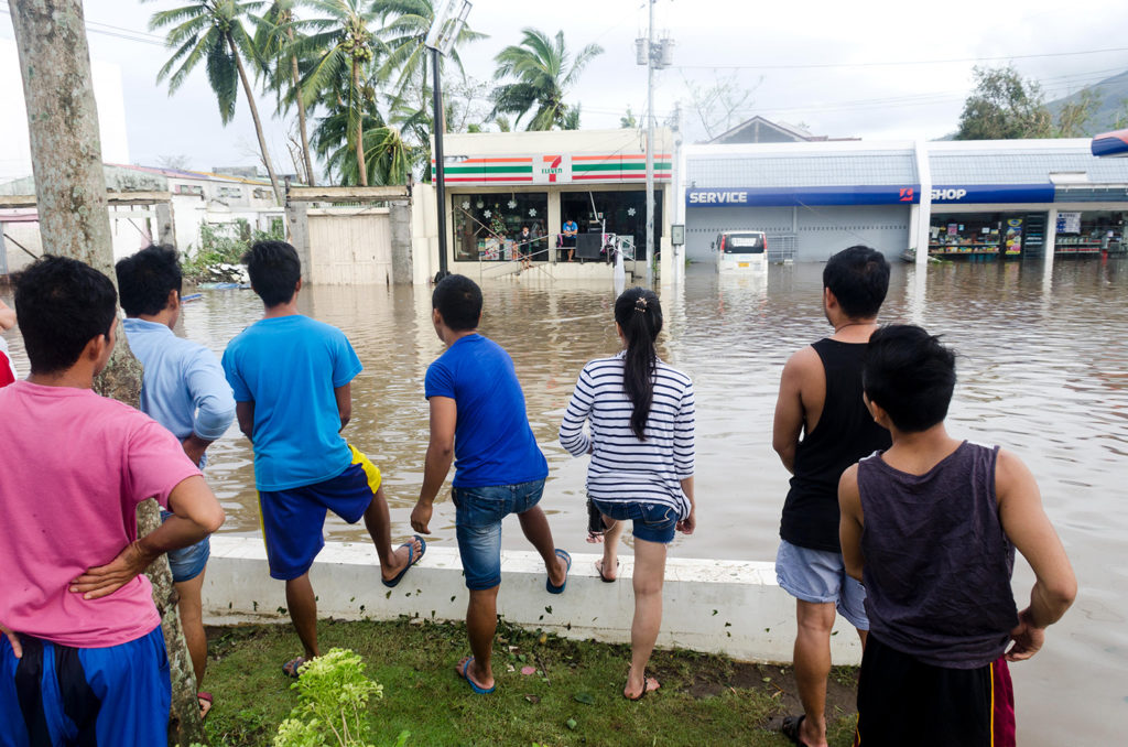 Aftermath of typhoon Nina in Bicol, Philippines, 26 December 2016. Credit: Rainier Martin Ampongan / Alamy Stock Photo. JJ5BMP