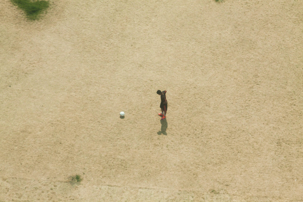 PAD2K7 London UK. Stratford. 21 July 2018. A high angle view of people walking on parched dry fields in Statford London, caused by a prolonged summer heatwave and dry period much of the south of England. Credit: amer ghazzal/Alamy Live News