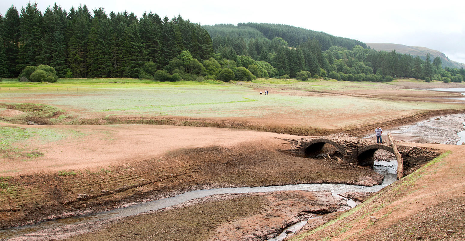 Reservoir in Llwyn Onn, South Wales, UK is severely depleted due to the heatwave. 24 July 2018. Credit: Andrew Bartlett / Alamy Stock Photo. PAKHDC