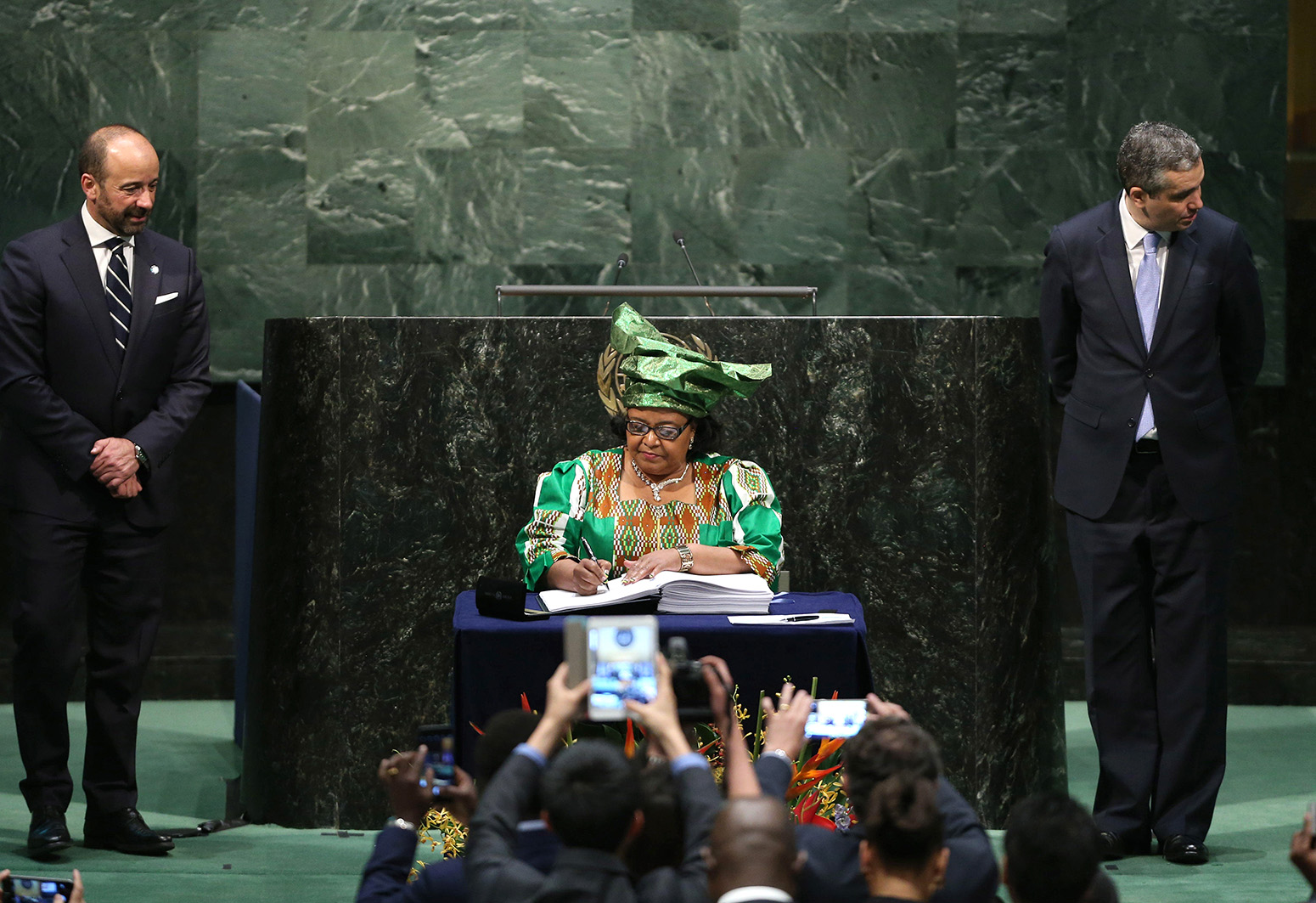 The Minister of Environmental Affairs of South Africa Bomo Edith Edna Molewa signs the Paris Agreement on climate change at United Nations headquarters in New York. 22 April, 2016. Credit: Xinhua / Alamy Stock Photo. FY6450