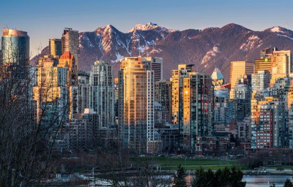 Downtown skyline with snowy mountains behind at sunset, Vancouver, British Columbia, Canada. Credit: Stefano Politi Markovina / Alamy Stock Photo. FBDEJ1