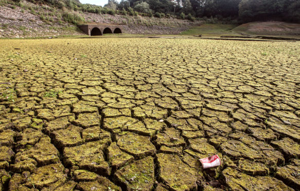 Wayoh reservoir drought, Bolton, UK. 1 September 2018. Credit: Phil Taylor / Alamy Stock Photo. PHBBJR