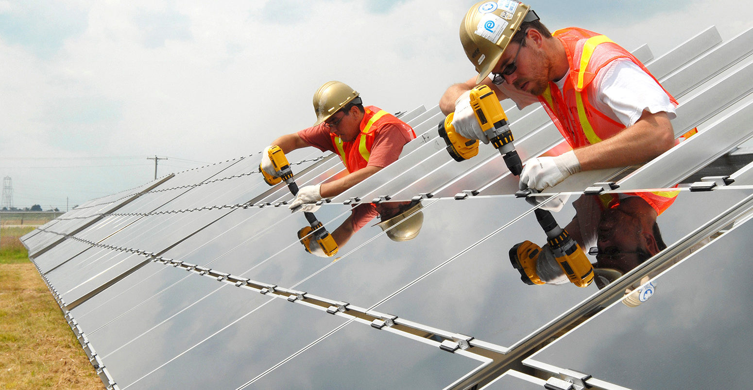 Solar farm under construction, Ontario, Canada. Credit: Avalon/Construction Photography / Alamy Stock Photo. P67K1D