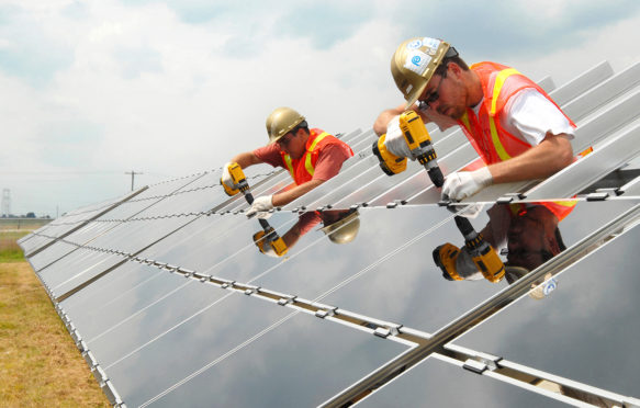 Solar farm under construction, Ontario, Canada. Credit: Avalon/Construction Photography / Alamy Stock Photo. P67K1D
