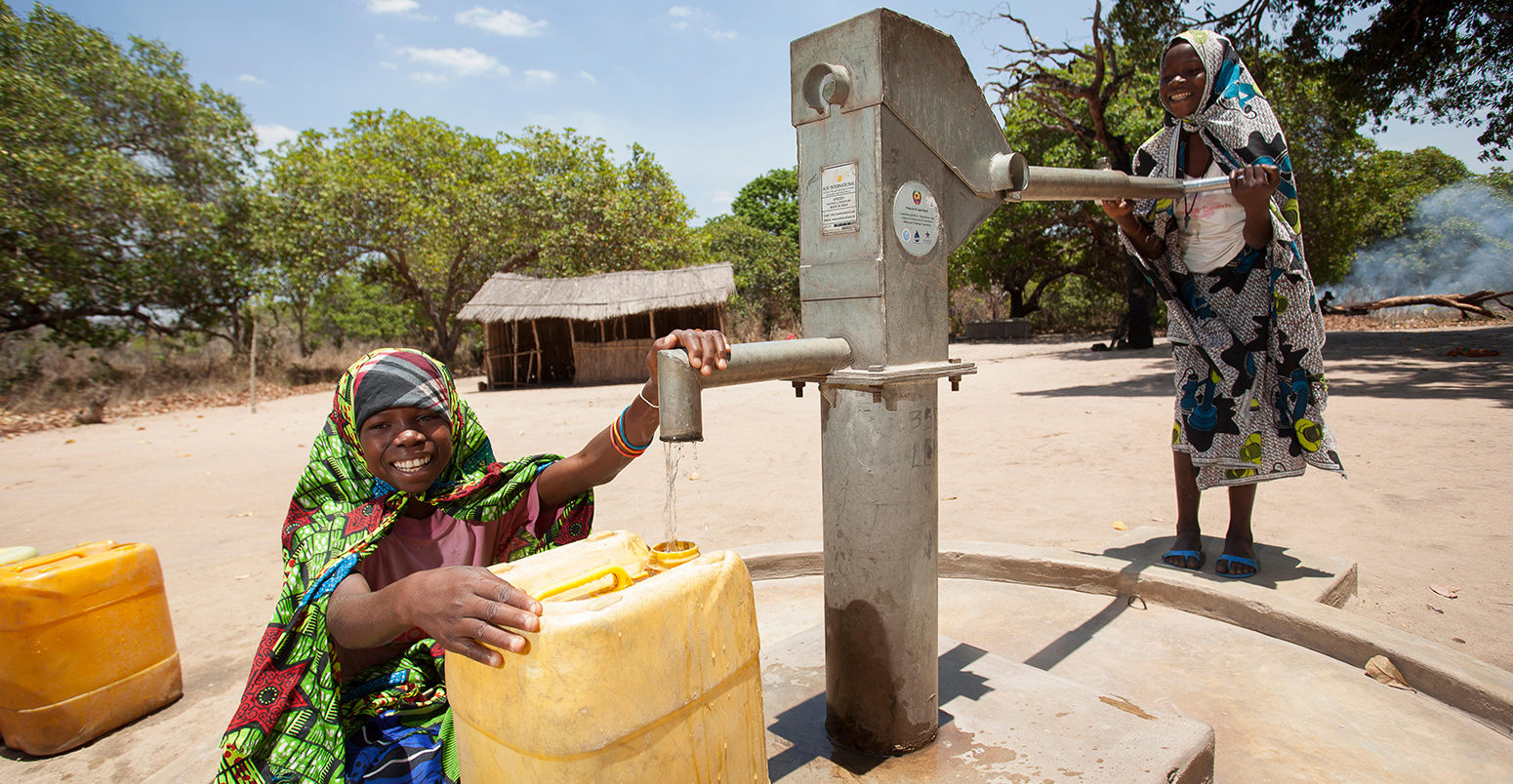 FA6NA2 Children draw clean water from a borehole in Mecupes village, Northern Mozambique.