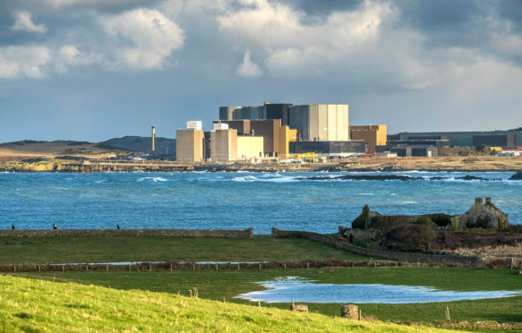 View of Wylfa Nuclear Power Station, Anglesey, Wales. Credit: John Martin Davies / Alamy Stock Photo. KWDRWB