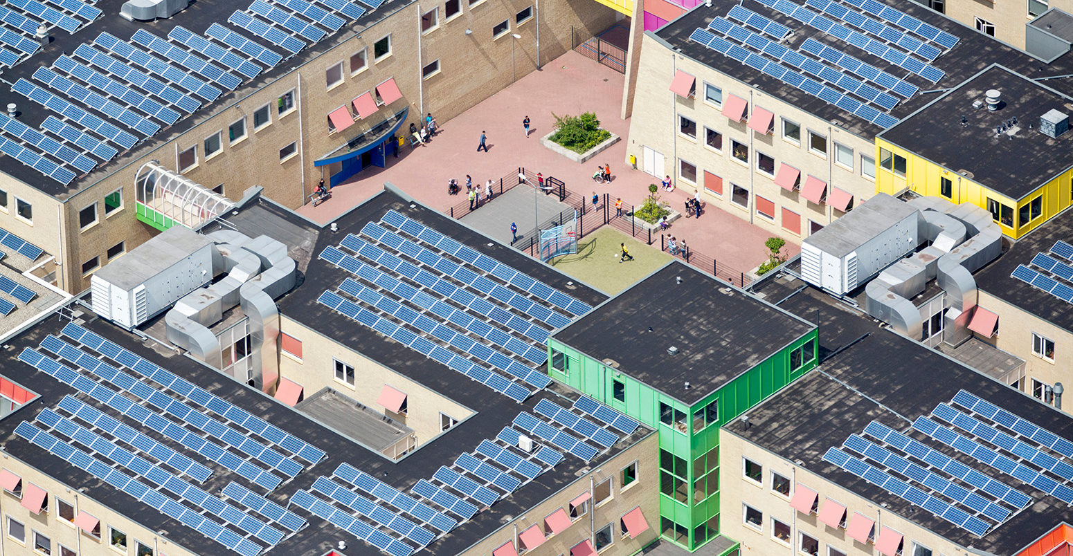 Solar panels cover the roof of a school, Zwolle, Netherlands. Credit: frans lemmens / Alamy Stock Photo. DHW93T