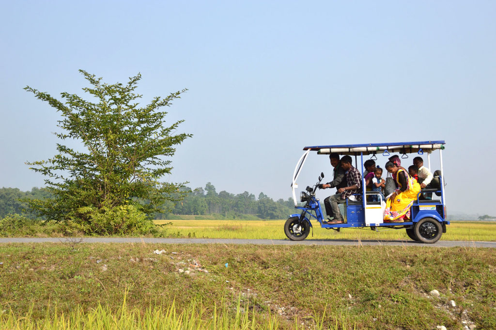 Electric Rickshaw carrying villagers at Mangalbari bustee, Chalsa in Jalpaiguri district of West Bengal, India. Credit: Biswarup Ganguly / Alamy Stock Photo. R700AX