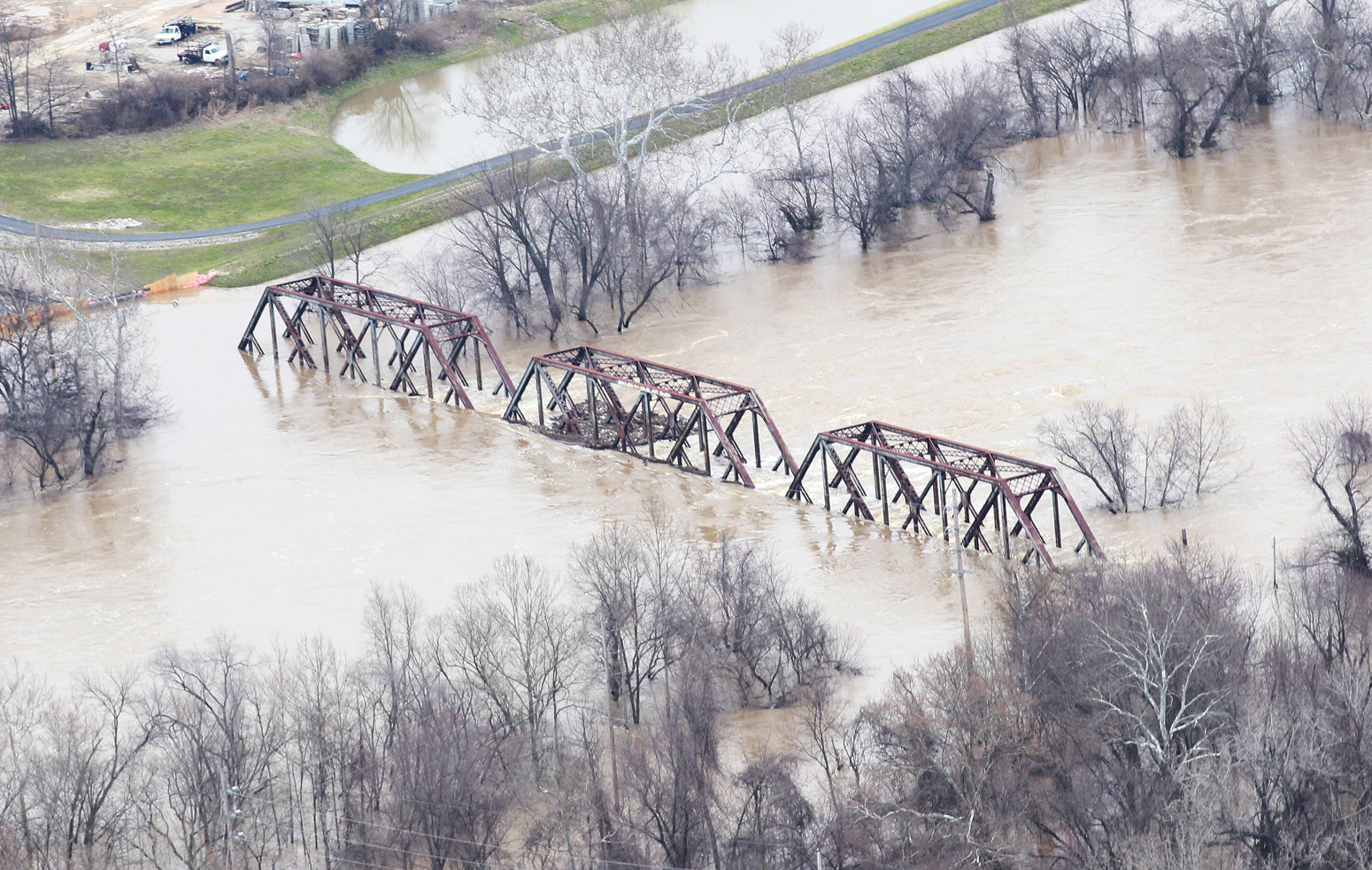 A railroad bridge is nearly covered by water from the Meramec River, Missouri, 31 December 2015. Credit: UPI / Alamy Stock Photo