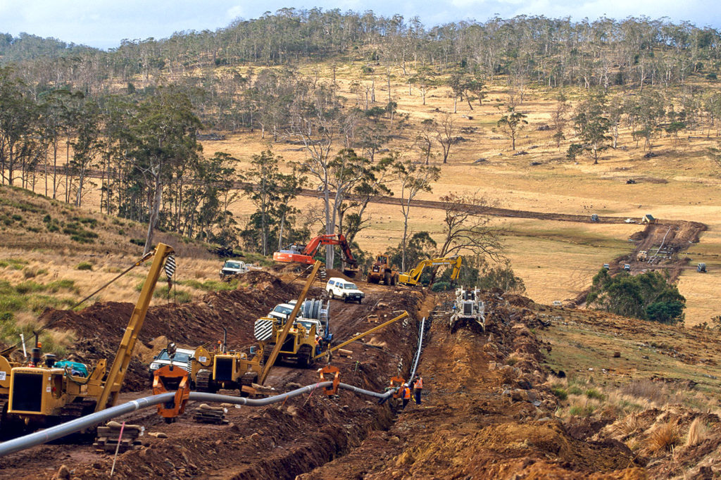 Duke Energy lowering a pipeline as part of the Tasmania Natural Gas Project. Credit: Bill Bachman / Alamy Stock Photo. AT2YMW