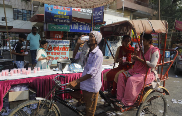 Delhi, India. 7th June, 2019. 08 June 2019 - Delhi - INDIA.As the Summer temperature soars through the roof, Community volunteers were seen distributing free juices & cold beverages to help the citizens cool off. India reels under the effect of a massive Heat Wave with the temperature touching an unprecedented 50.3 degree celcius in many parts of India.