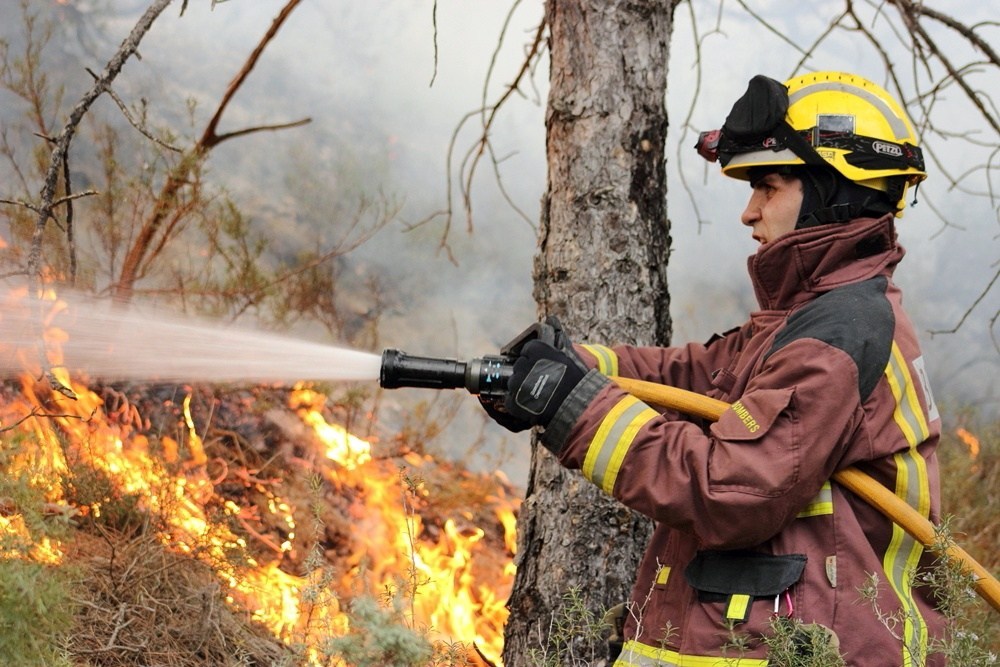 Firemen fighting fire in "Technical Fire Management" training course in Catalonia