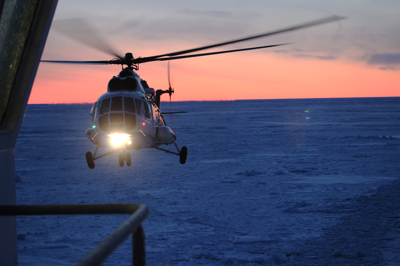 An Mi-8 helicopter lands on the helideck of the Akademik Fedorov. 