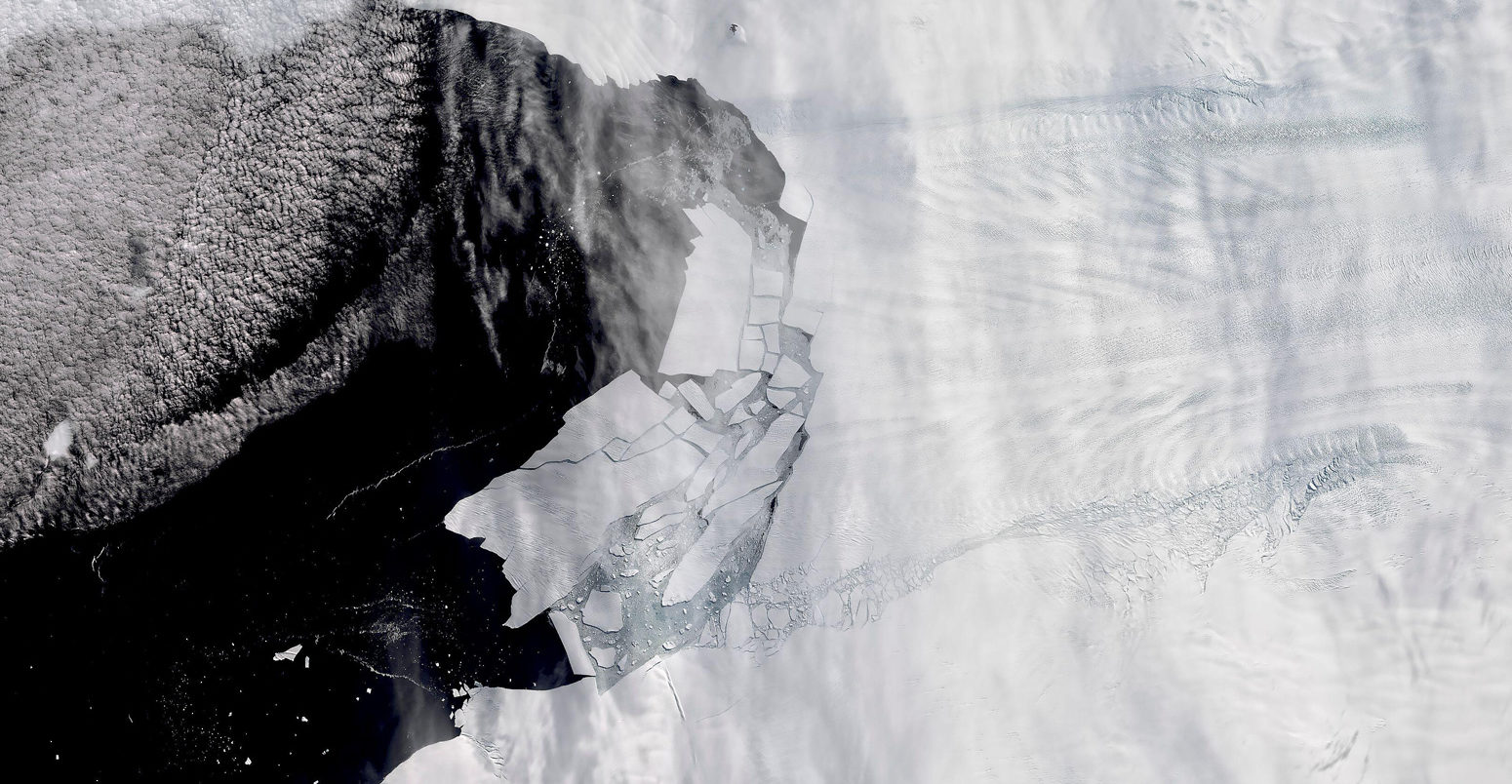 Numerous-icebergs-detaching-from-the-Pine-Island-Glacier-in-Antarctica-2AXR2F1