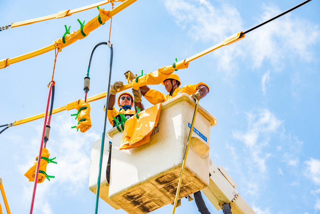 Engineers-carry-out-maintenance-work-on-electric-cables