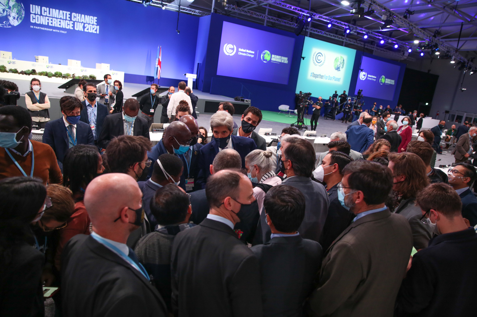 https://www.carbonbrief.org/wp-content/uploads/2021/11/Delegates-huddle-at-closing-Plenary-of-COP26.jpg