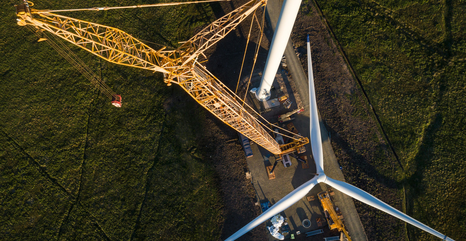 https://www.carbonbrief.org/wp-content/uploads/2022/04/Wind-turbine-construction-showing-the-propellor-being-prepared_RW0MCJ-1550x804.jpg